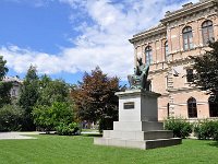 Spomenik Josipu Juraju Strossmayeru (rad kipara Ivana Meštrovića), zgrada HAZU u pozadini  1928. – Akademički trg preimenovan u Trg Josipa Jurja Strossmayera